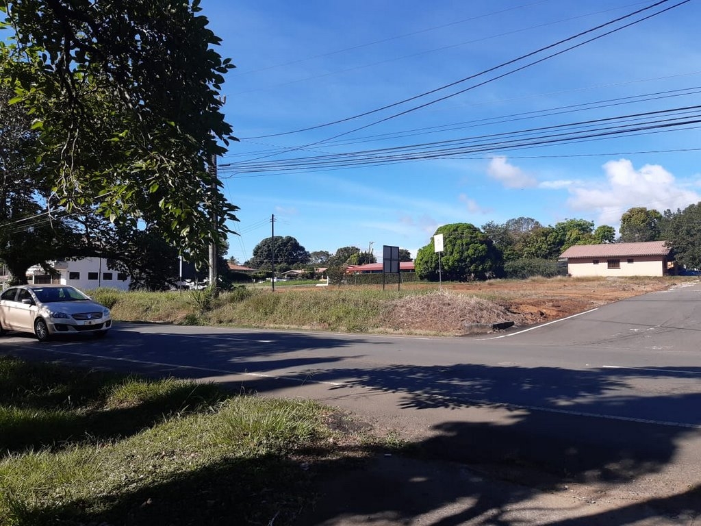 Area comercial en Algarrobos en la carretera hacia Boquete