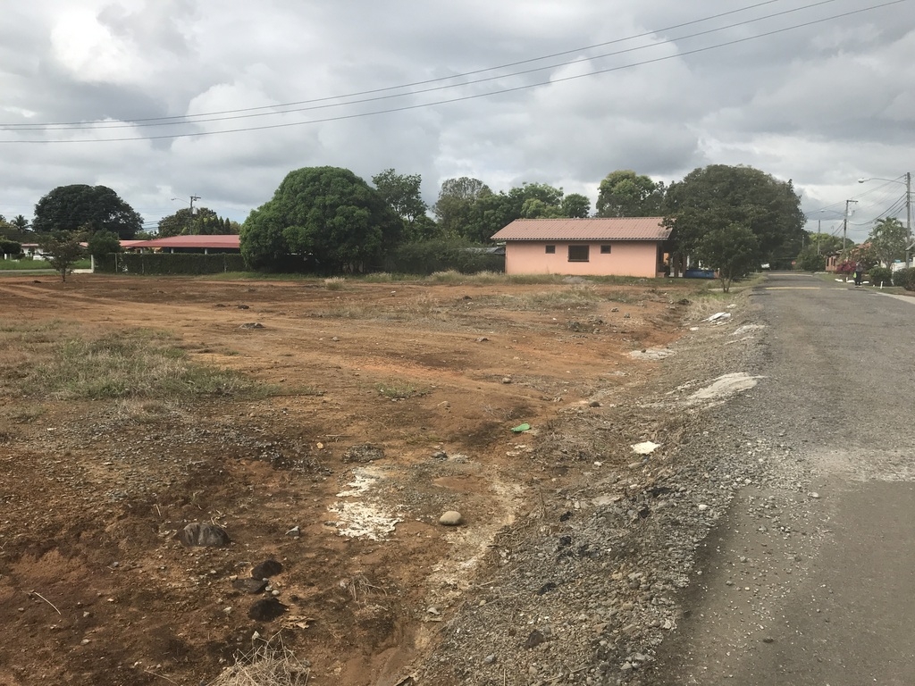 Area comercial en Algarrobos en la carretera hacia Boquete