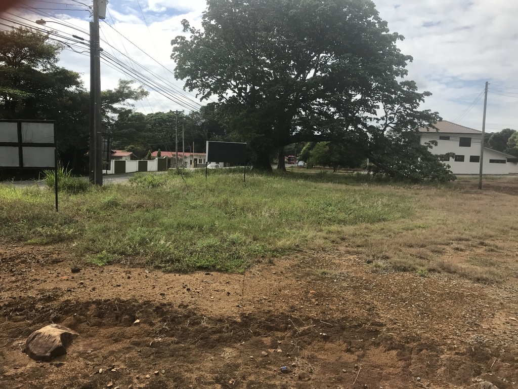Area comercial en Algarrobos en la carretera hacia Boquete
