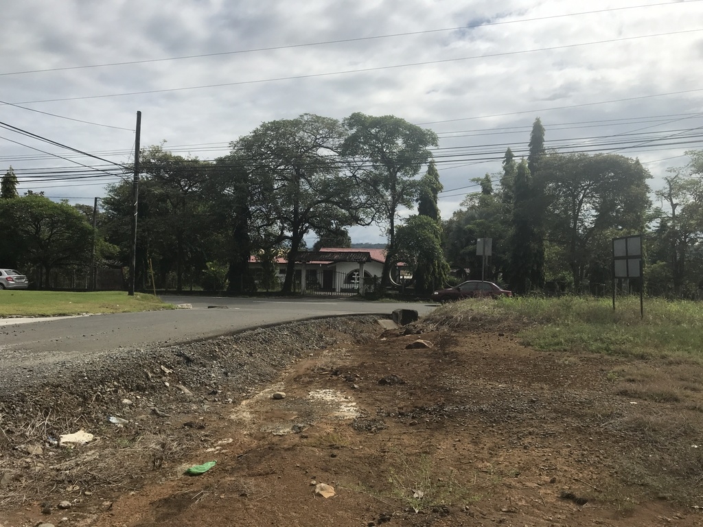 Area comercial en Algarrobos en la carretera hacia Boquete