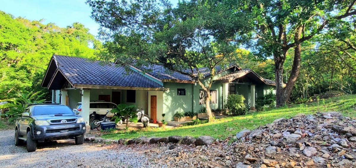 Large river house and cabin on 2 hectares near Dolega for rent