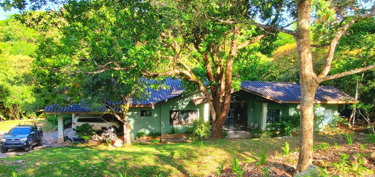Large river house and cabin on 2 hectares near Dolega for rent