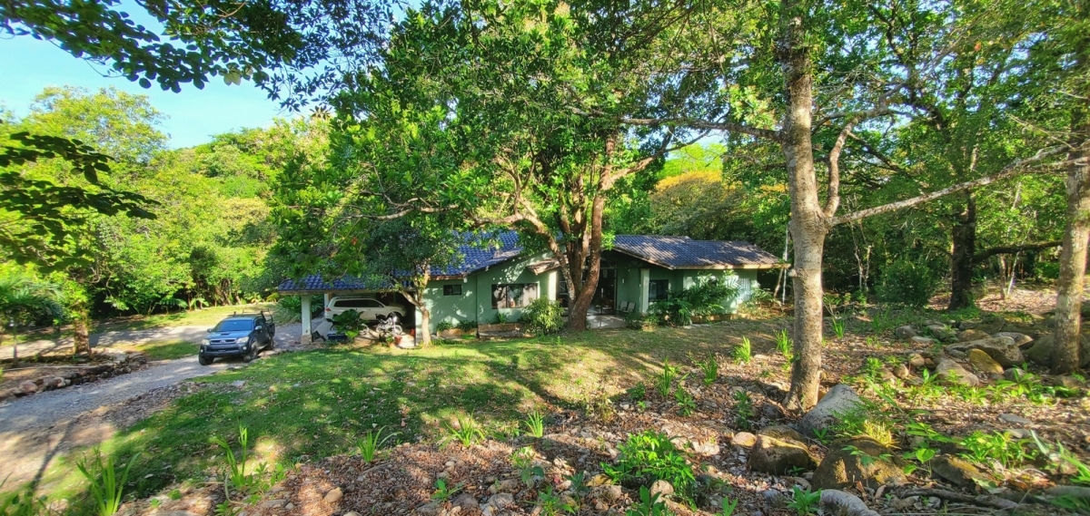 Large river house and cabin on 2 hectares near Dolega for rent