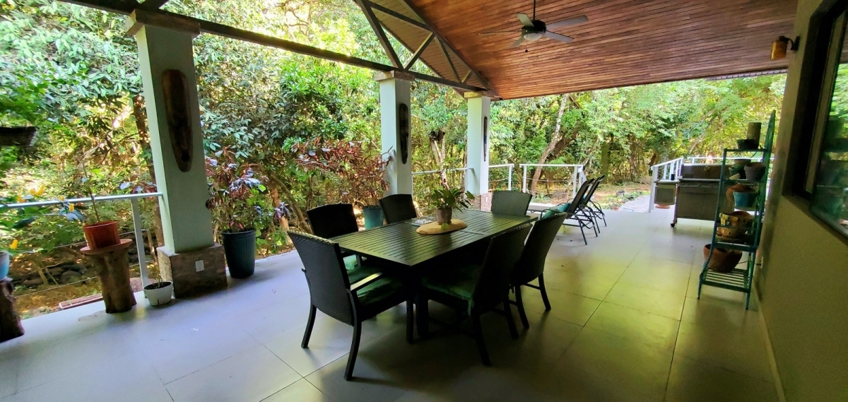 Large river house and cabin on 2 hectares near Dolega for rent