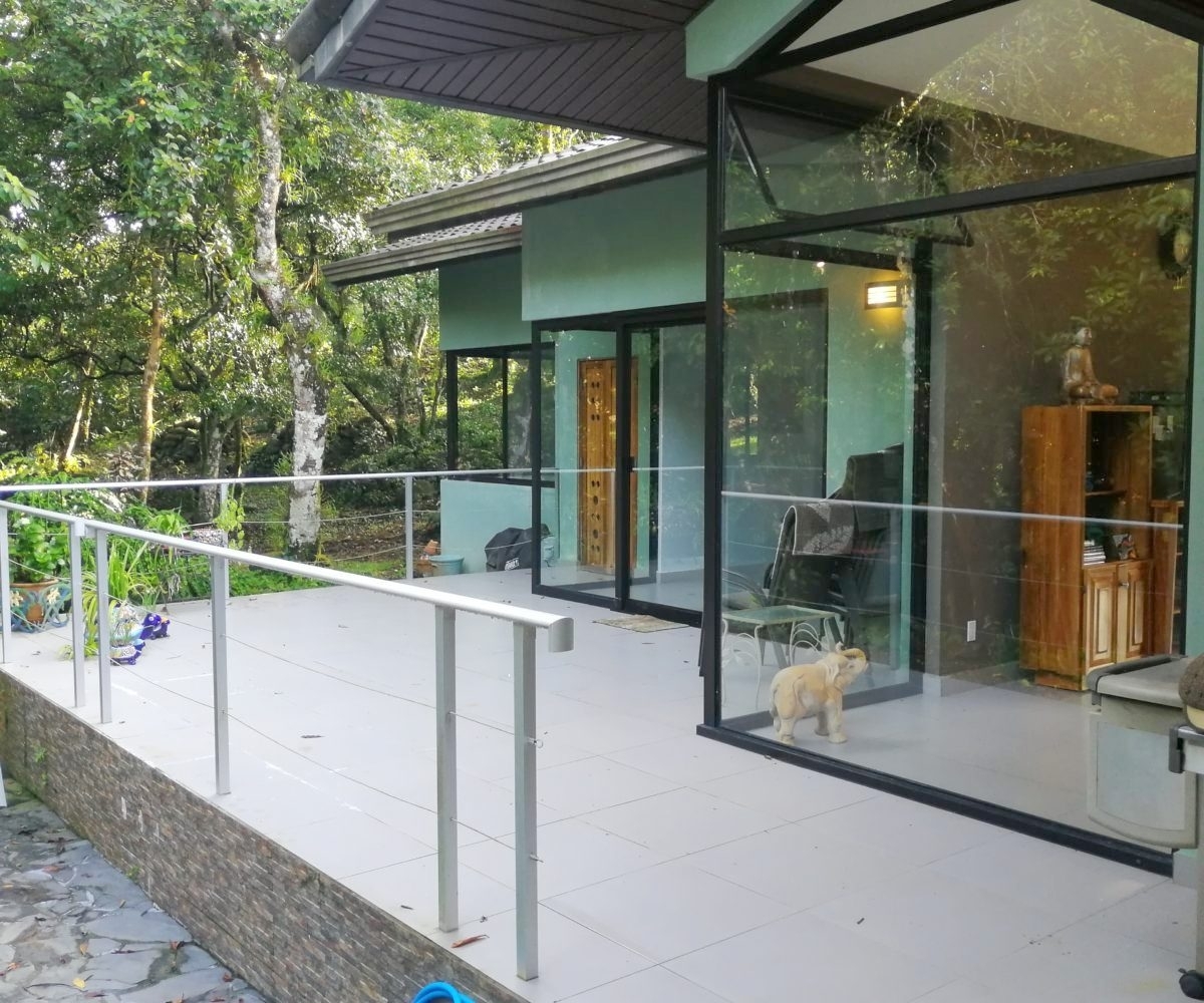 Large river house and cabin on 2 hectares near Dolega for rent