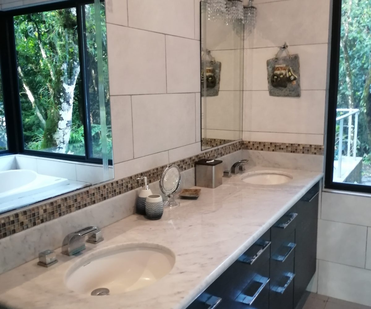 Large river house and cabin on 2 hectares near Dolega for rent