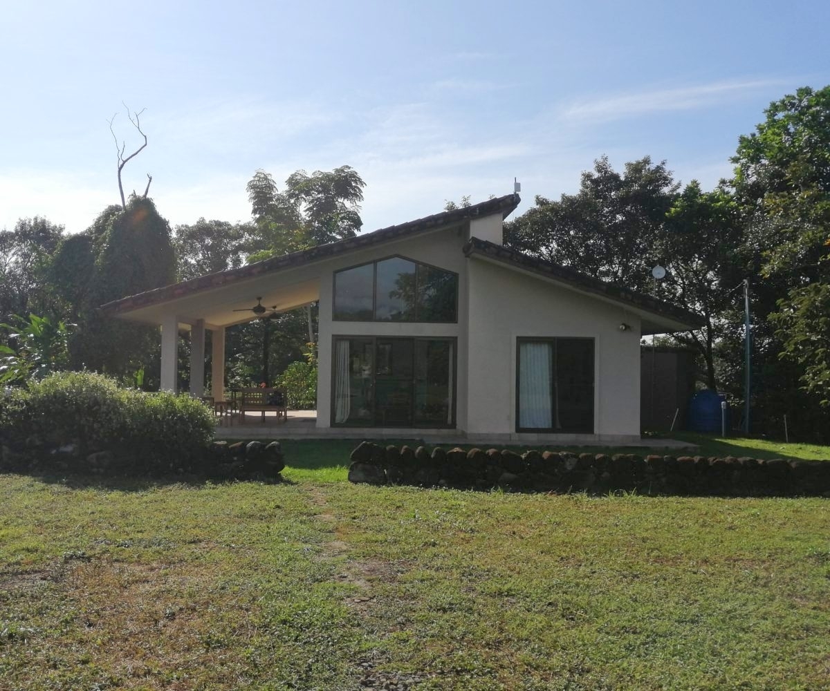 Large river house and cabin on 2 hectares near Dolega for rent