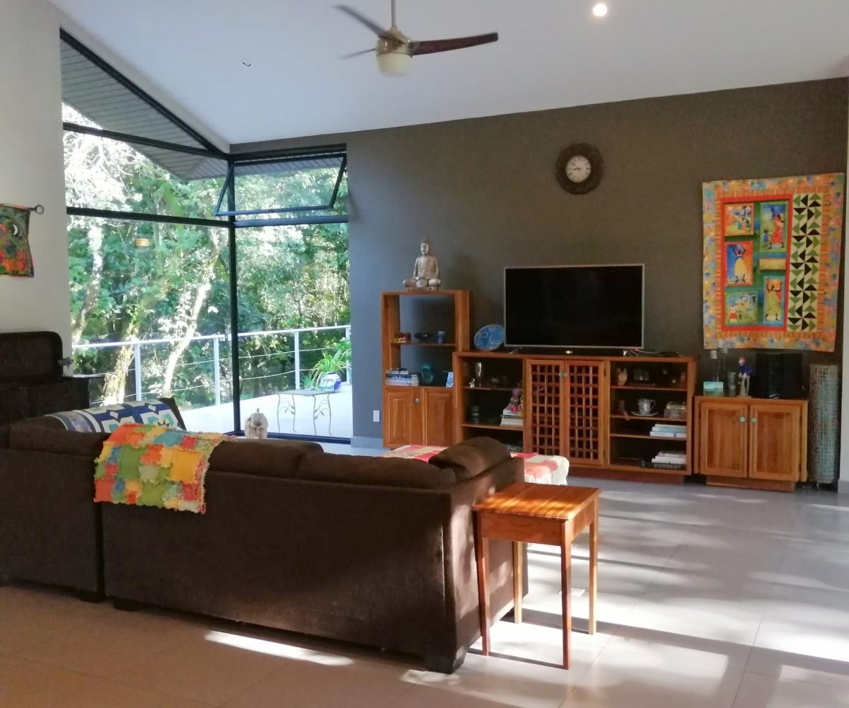 Large river house and cabin on 2 hectares near Dolega for rent