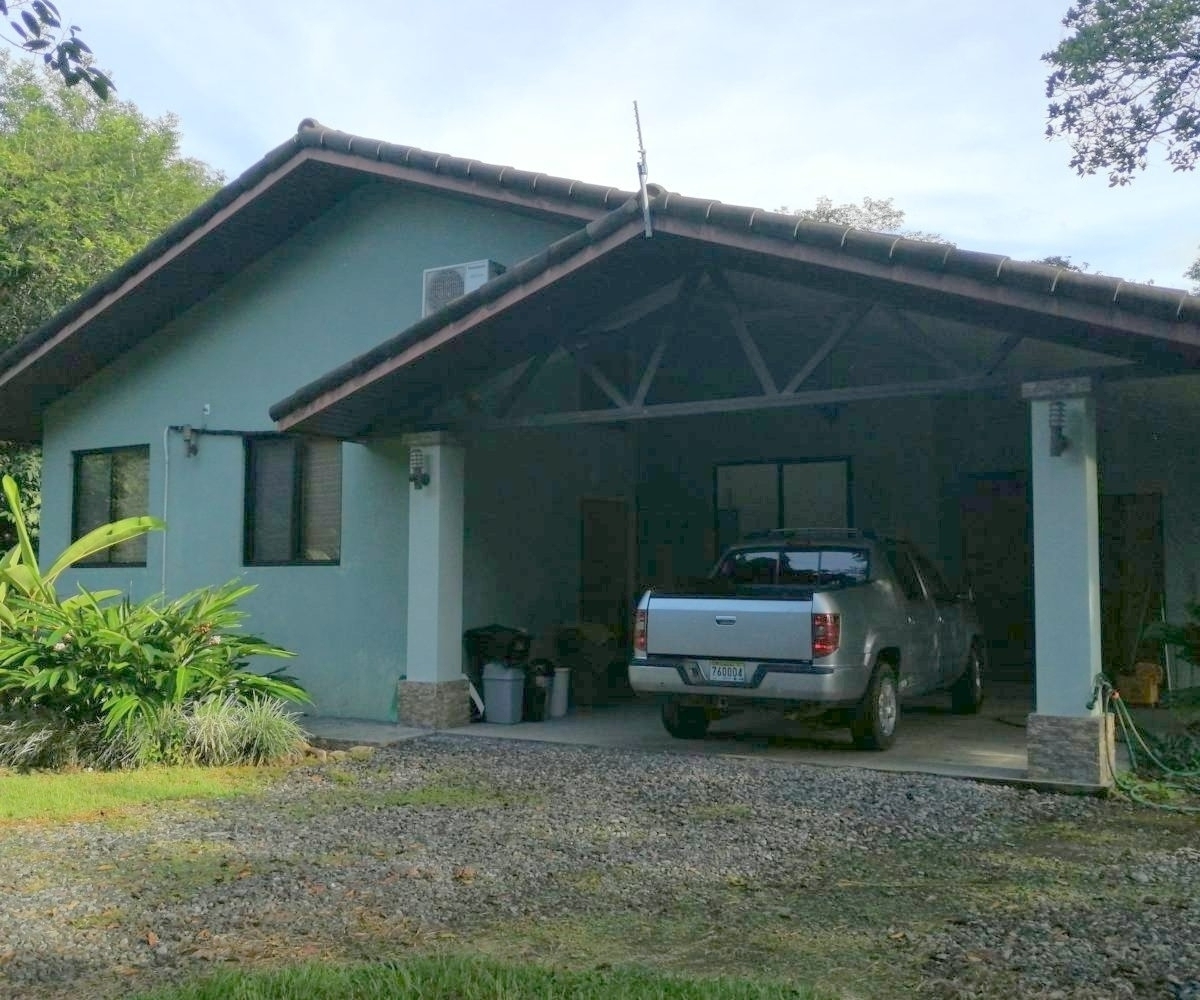 Large river house and cabin on 2 hectares near Dolega for rent