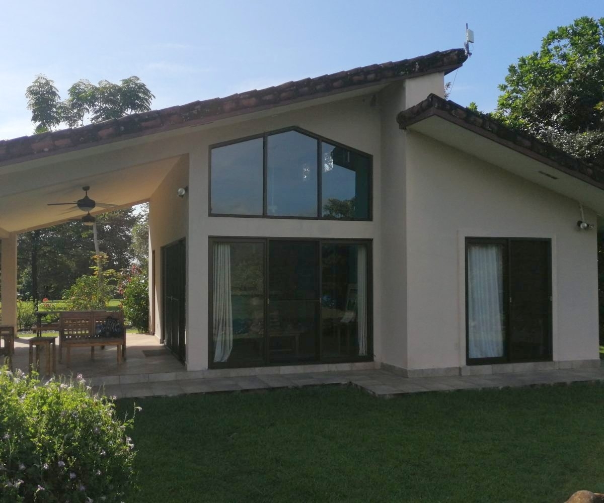 Large river house and cabin on 2 hectares near Dolega for rent
