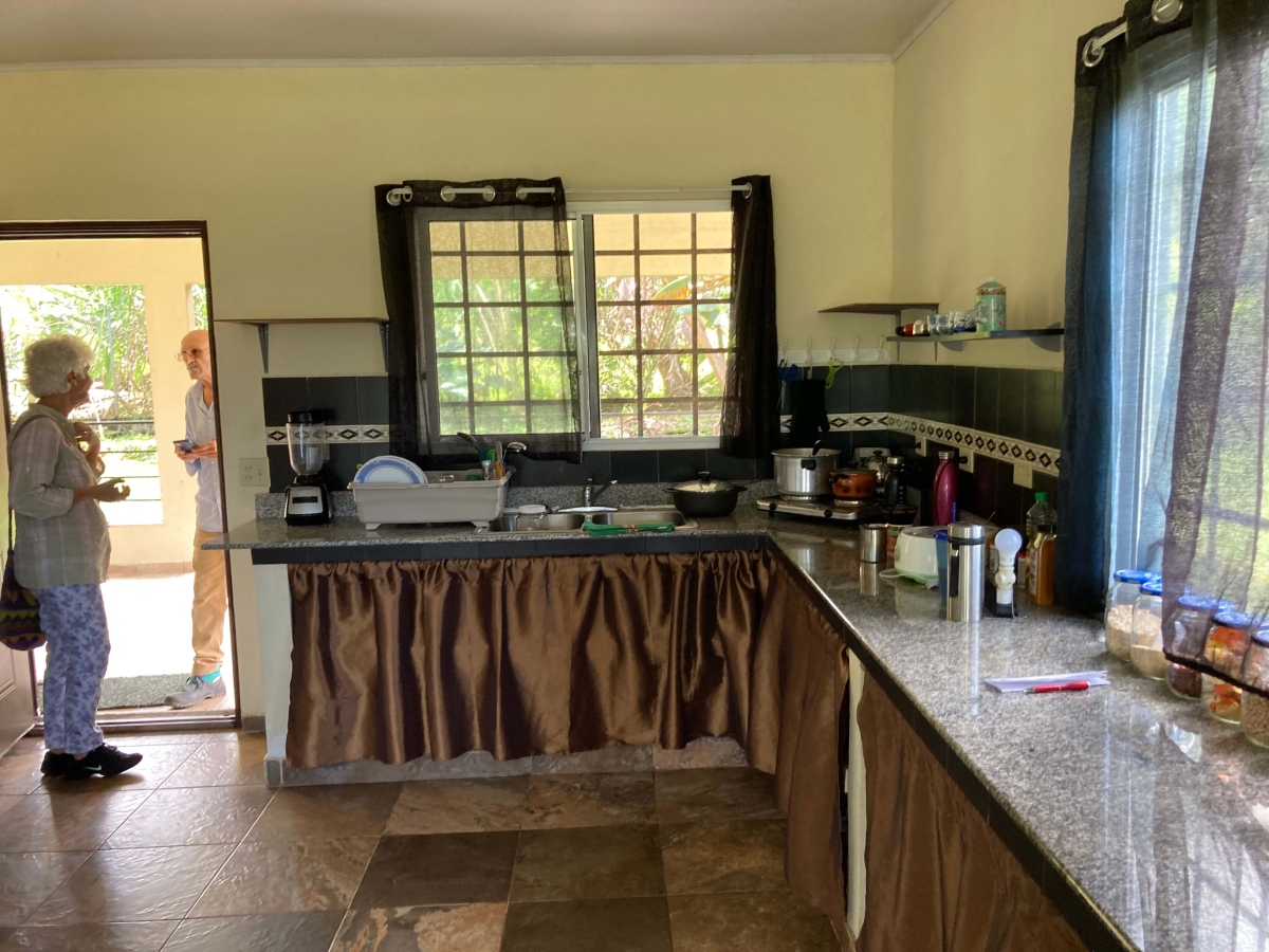 Casa de 1 planta con azotea en zona fresca y tranquila, cerca de Boquete