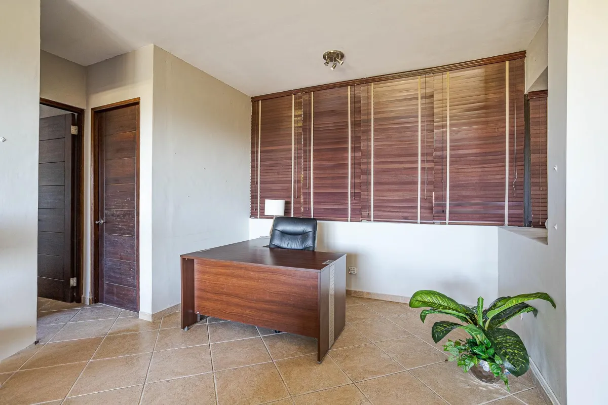 LOVELY GROUND FLOOR CONDOMINIUM WITH GARDEN