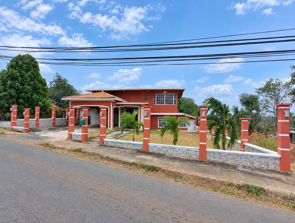 Two-story house for sale in La Chorrera, West Panama