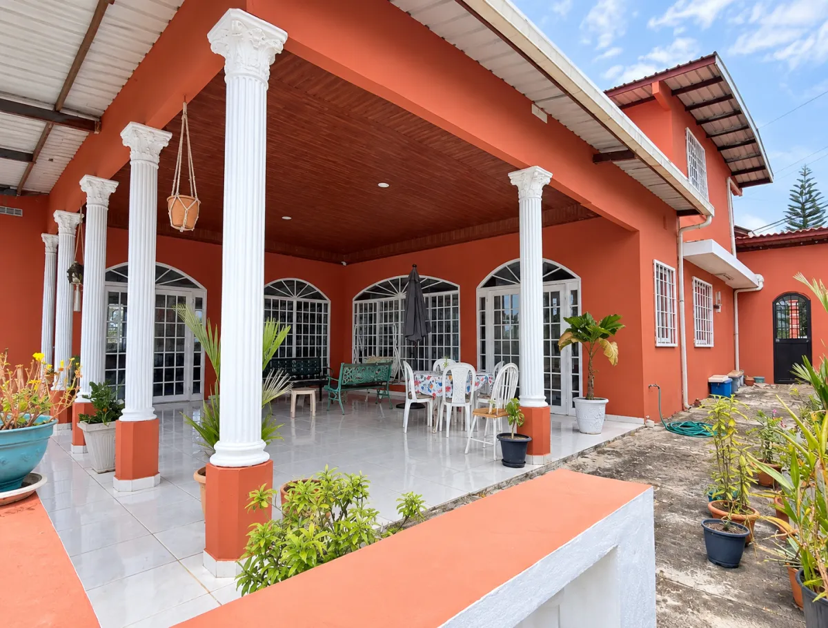 Two-story house for sale in La Chorrera, West Panama