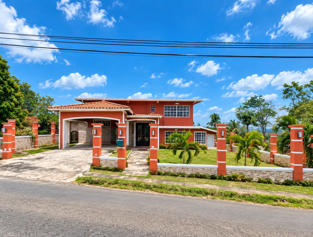 Two-story house for sale in La Chorrera, West Panama