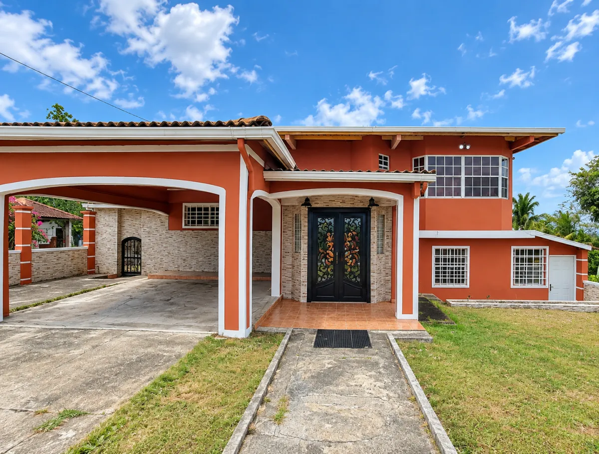 Two-story house for sale in La Chorrera, West Panama