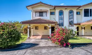 Impresionante casa adosada en Boquete Canyon Village