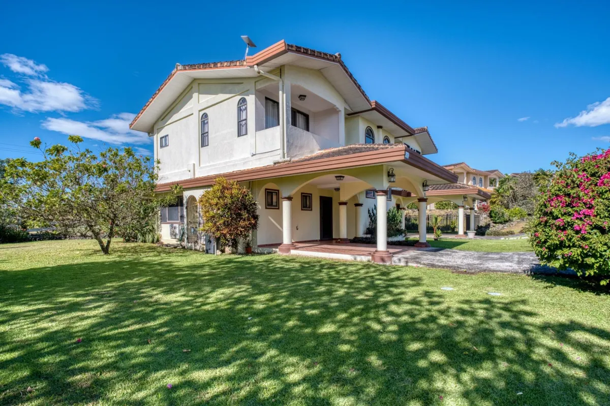 Impresionante casa adosada en Boquete Canyon Village