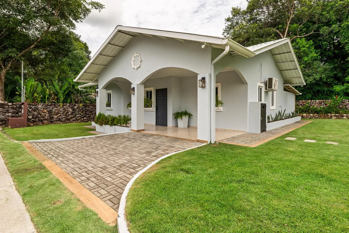 Casa con Piscina de Agua Salada en Dolega Panamá