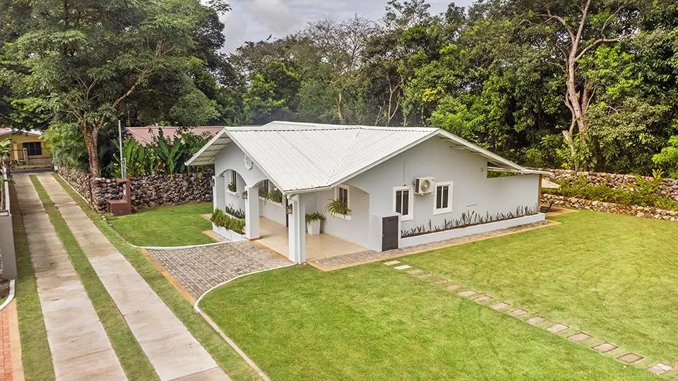 Casa con Piscina de Agua Salada en Dolega Panamá