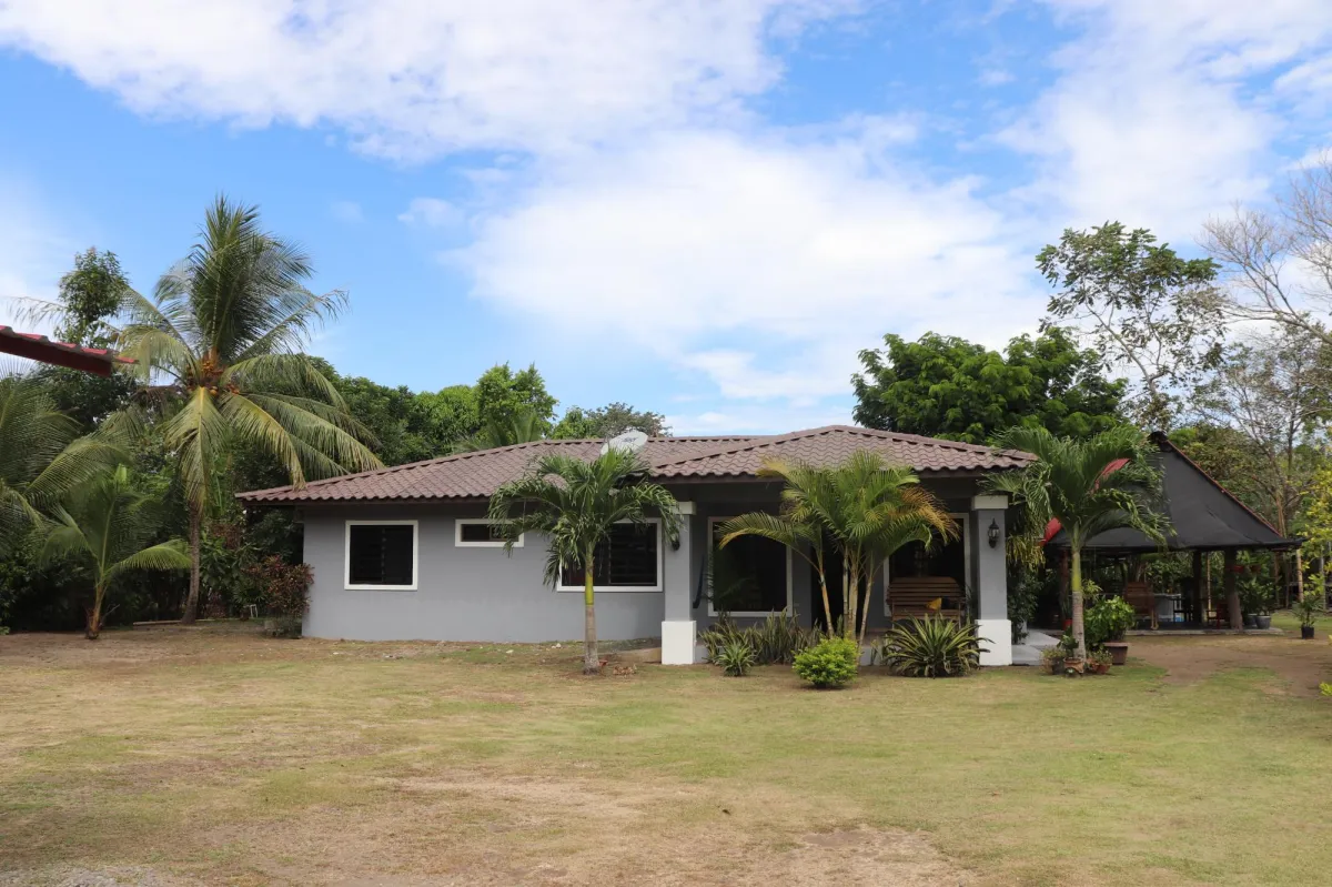 Amplia propiedad con Casa Y lote de 2.182 m²