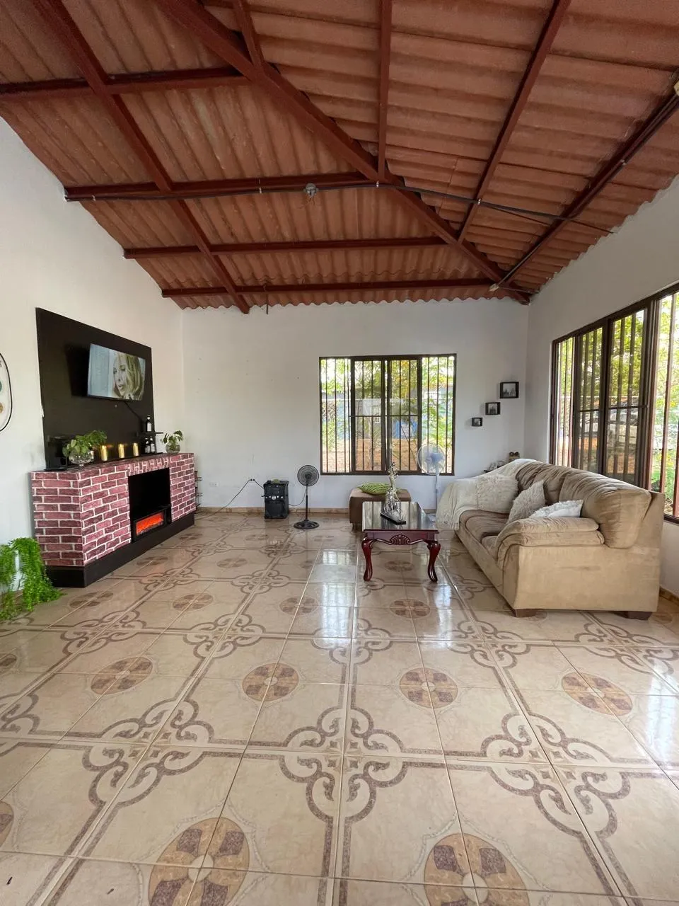 COUNTRY HOUSE FOR SALE IN UTIVÉ