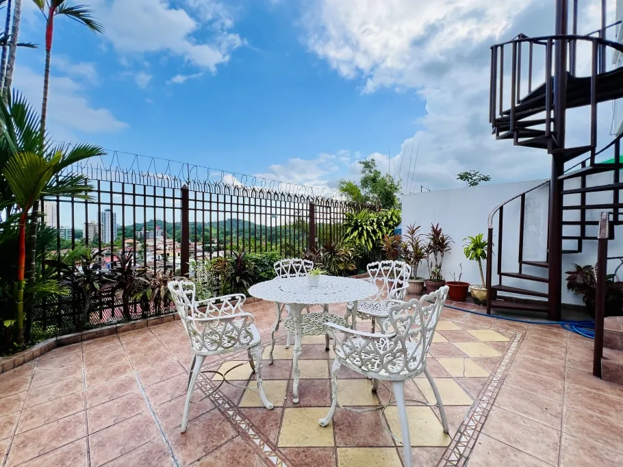 Quadruplex For Sale in Altos del Chase