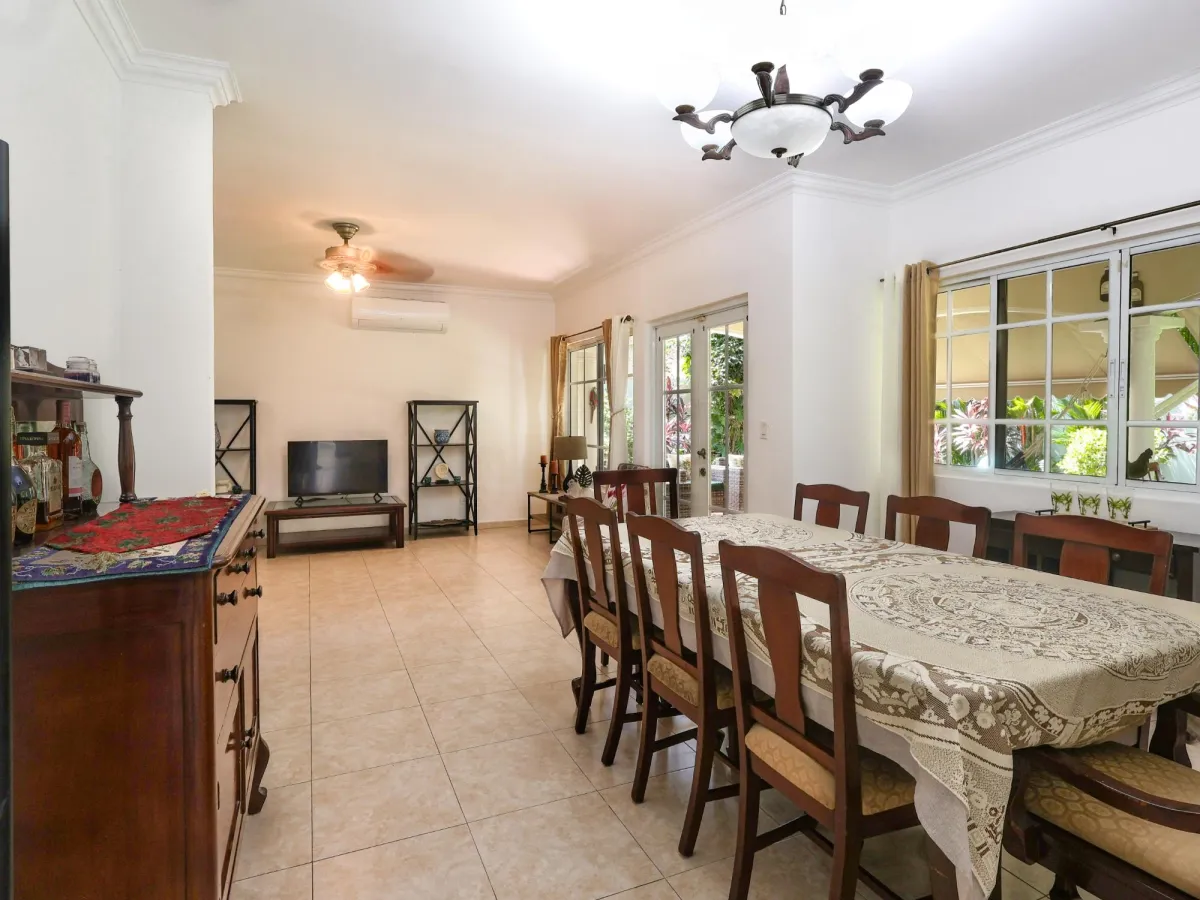 Venta de Casa Unifamiliar en Palmeras del Este, Costa del Este REMODELADA