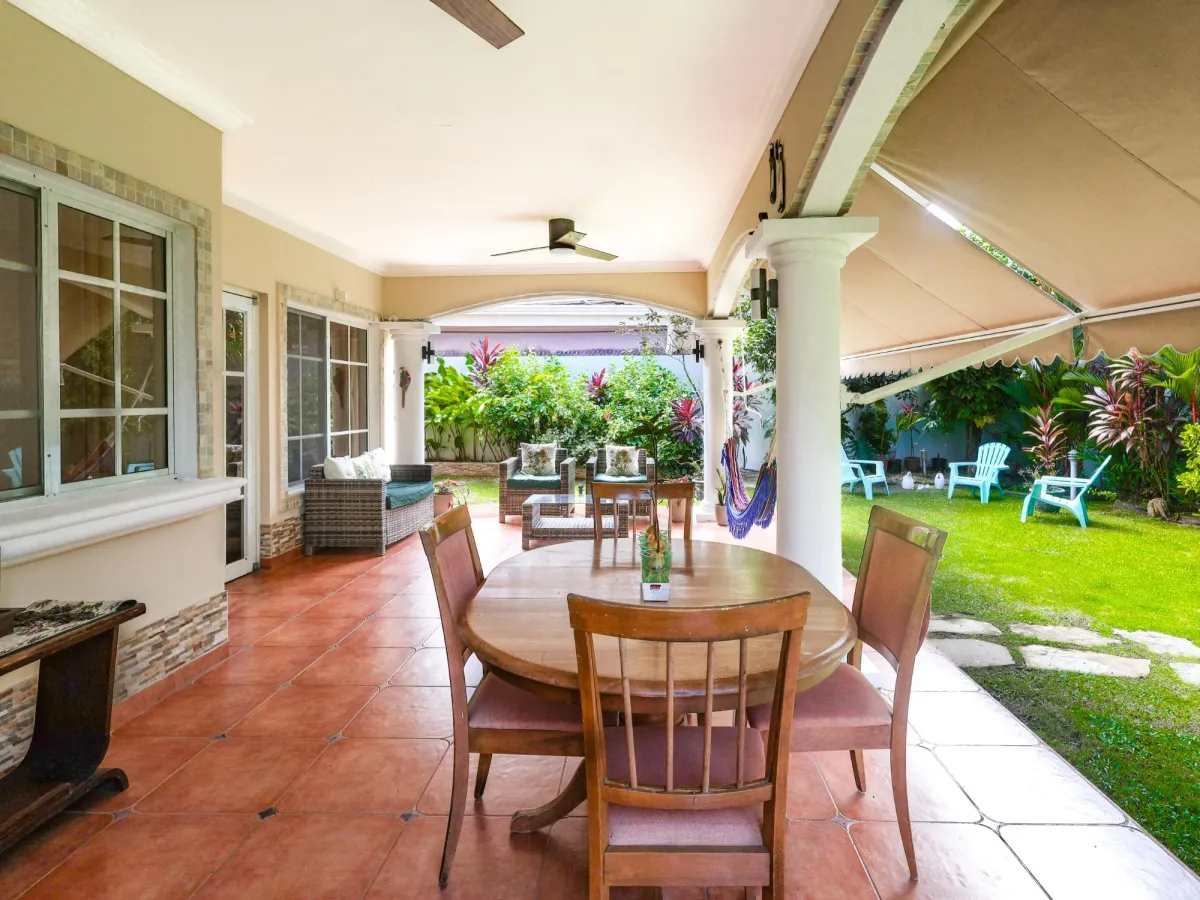 Venta de Casa Unifamiliar en Palmeras del Este, Costa del Este REMODELADA
