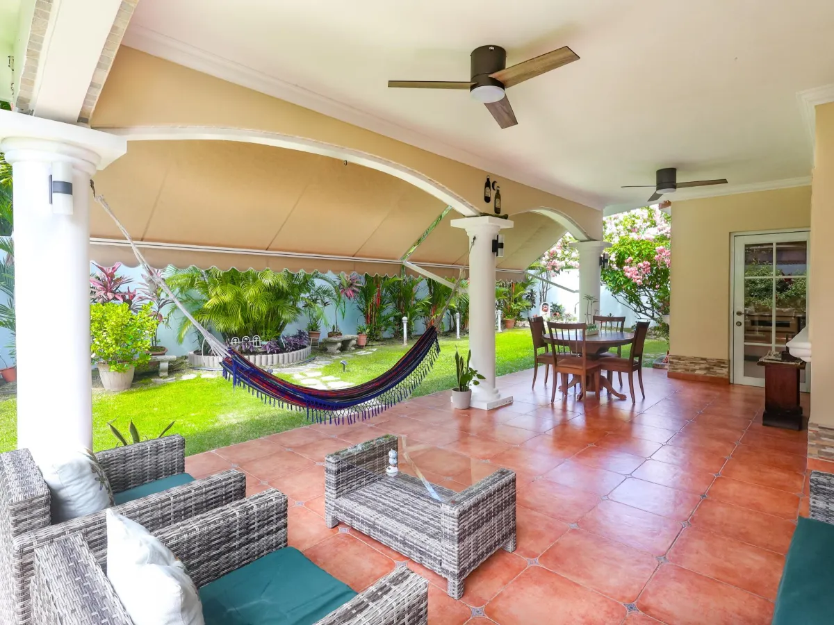 Venta de Casa Unifamiliar en Palmeras del Este, Costa del Este REMODELADA