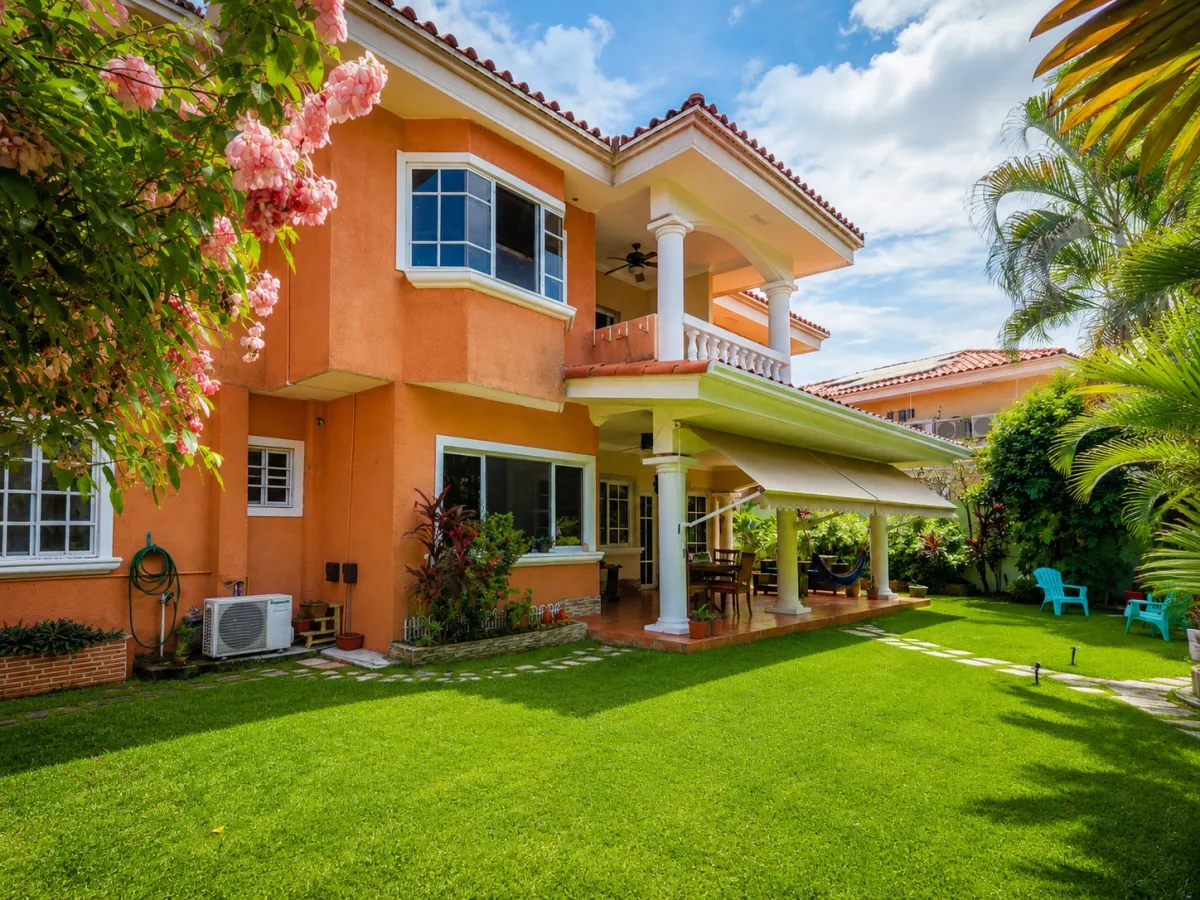 Venta de Casa Unifamiliar en Palmeras del Este, Costa del Este REMODELADA
