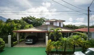 Casa de 3 habitaciones bellamente mantenida con área de invitados