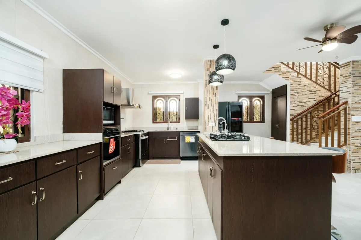 Casa de 3 habitaciones bellamente mantenida con área de invitados