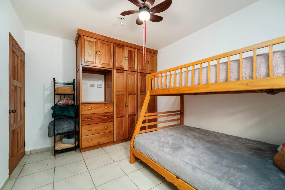 Casa de 3 habitaciones bellamente mantenida con área de invitados