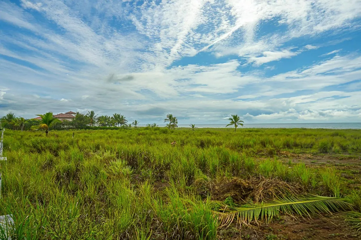 Lote frente al mar en venta