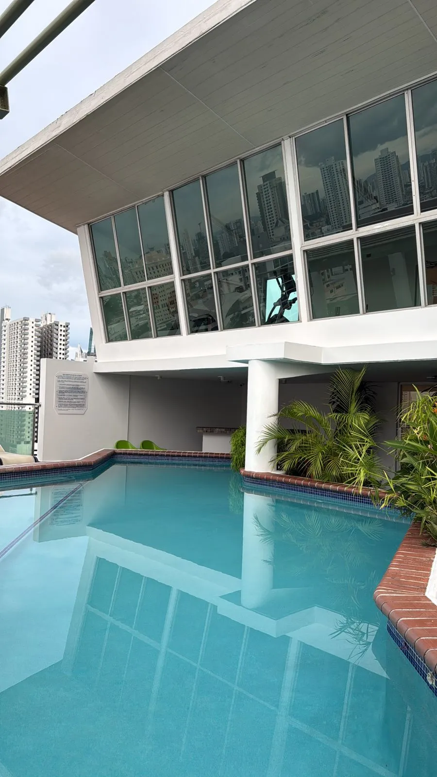 Apartment For Sale in Vía Argentina