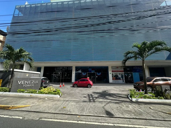 Remodeled apartment for sale in PH Venezia Tower