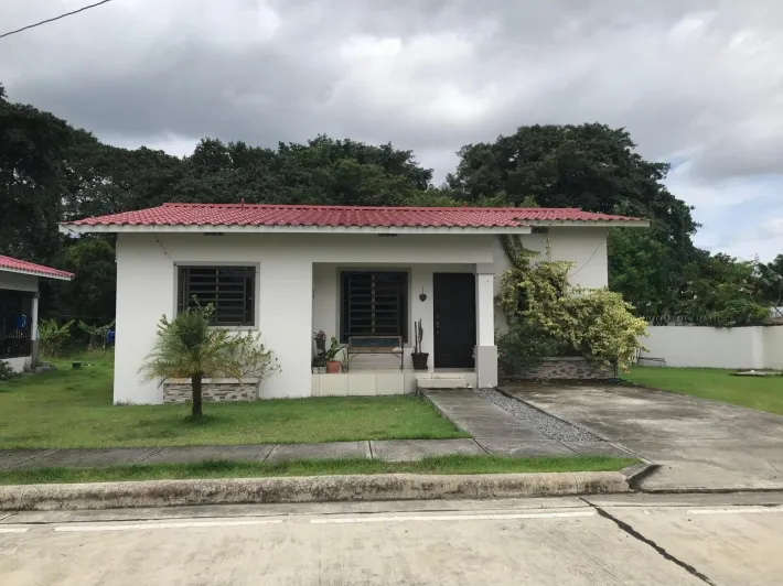 Cornered house for sale in San Carlitos (David)
