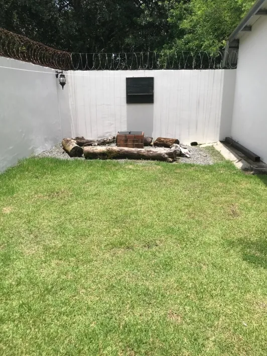 Cornered house for sale in San Carlitos (David)