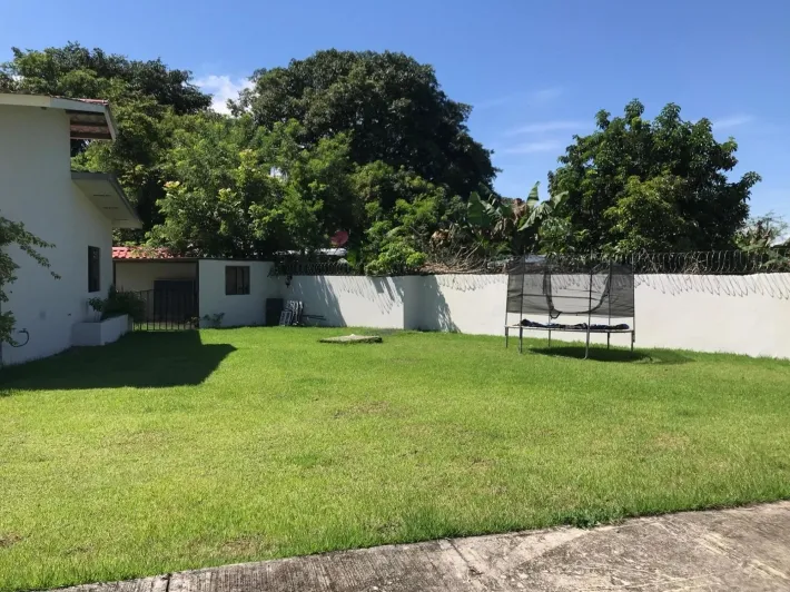 Cornered house for sale in San Carlitos (David)