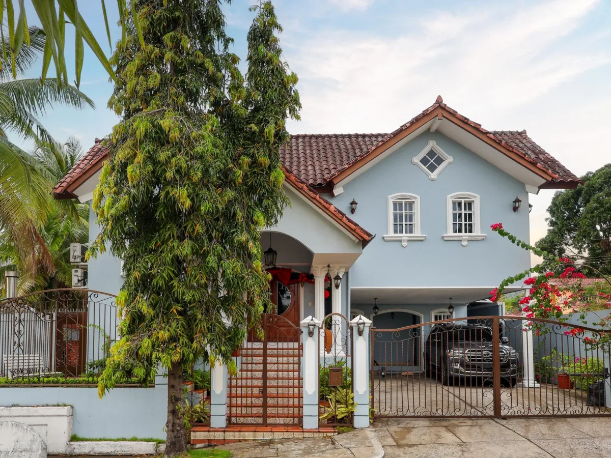 Venta de casa de 2 niveles en Altos de Panamá