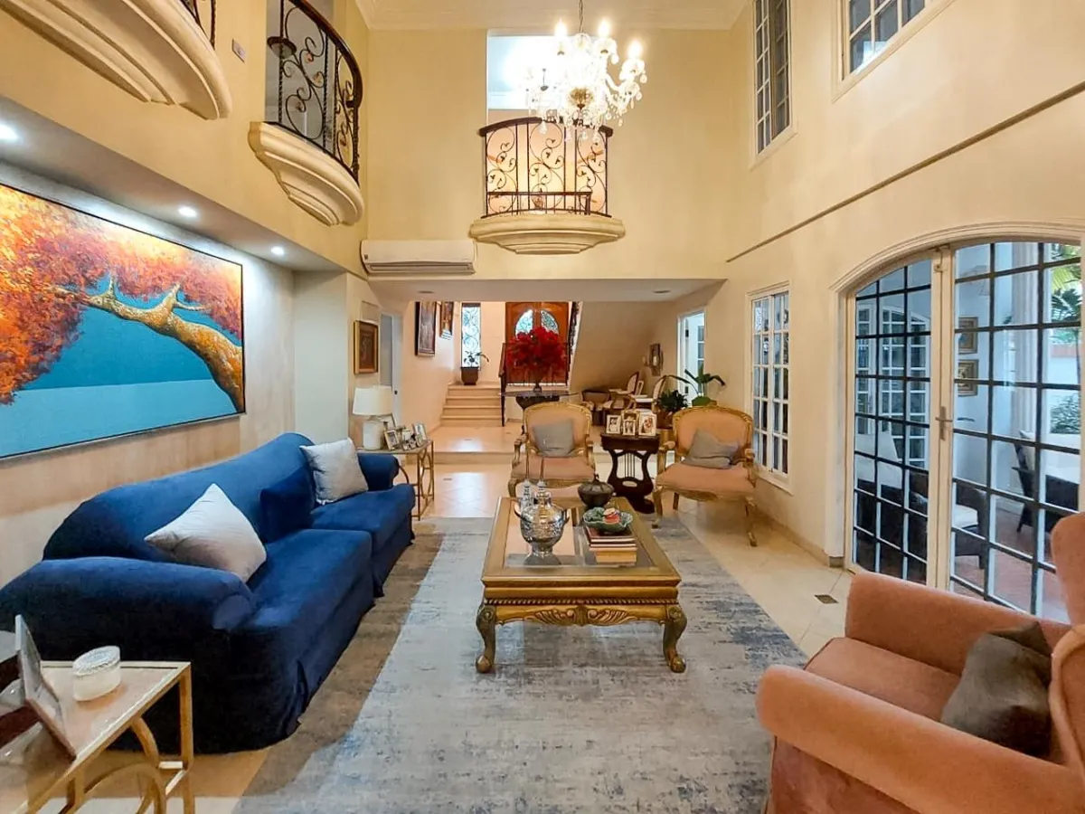 Venta de casa de 2 niveles en Altos de Panamá