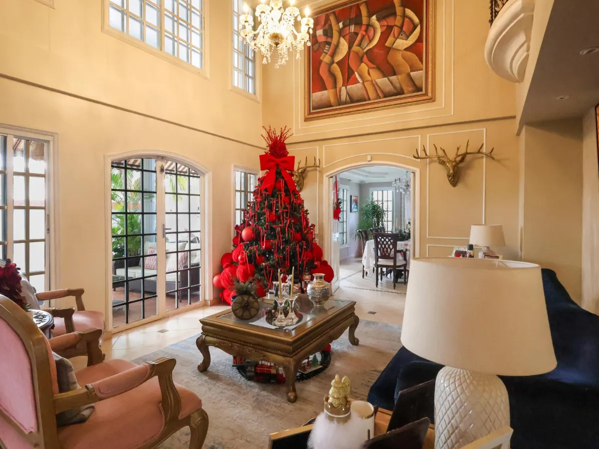 Venta de casa de 2 niveles en Altos de Panamá