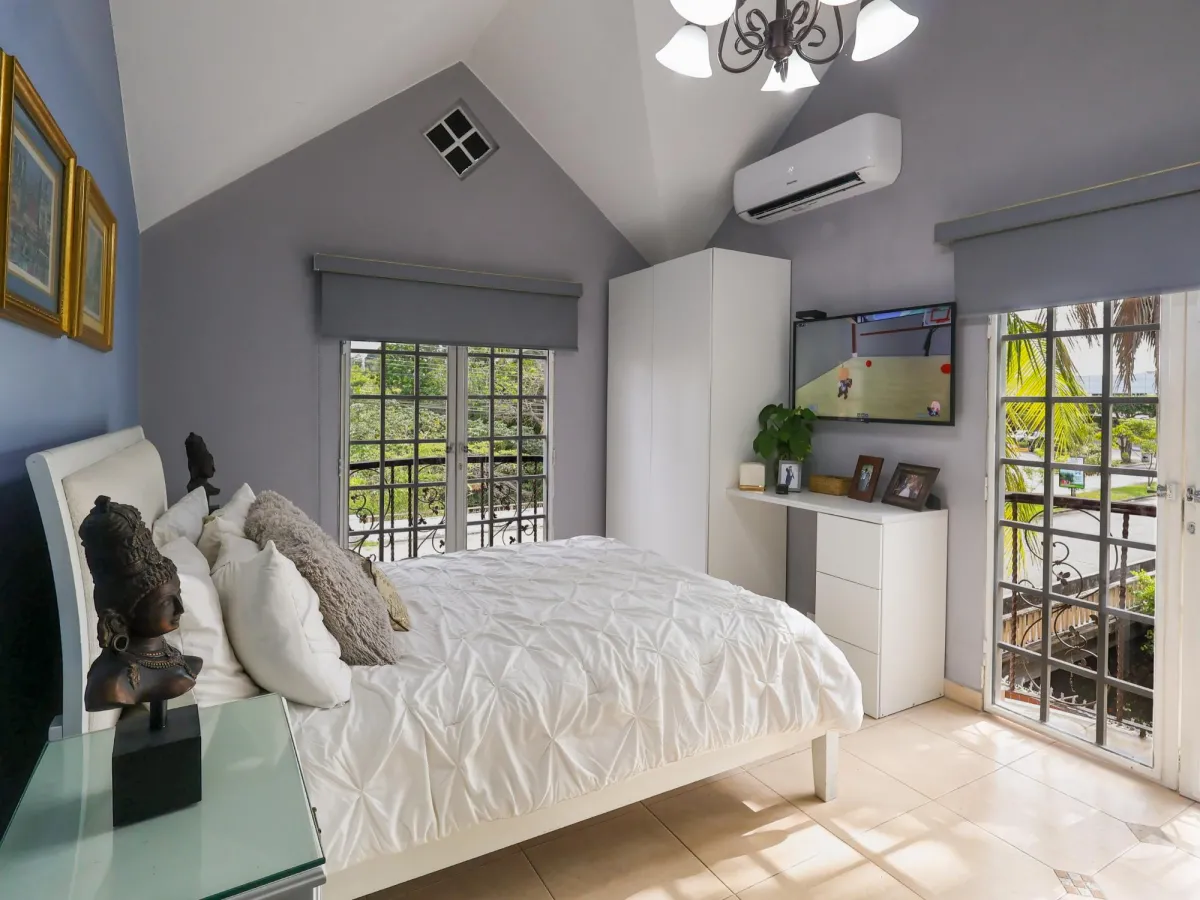 Venta de casa de 2 niveles en Altos de Panamá