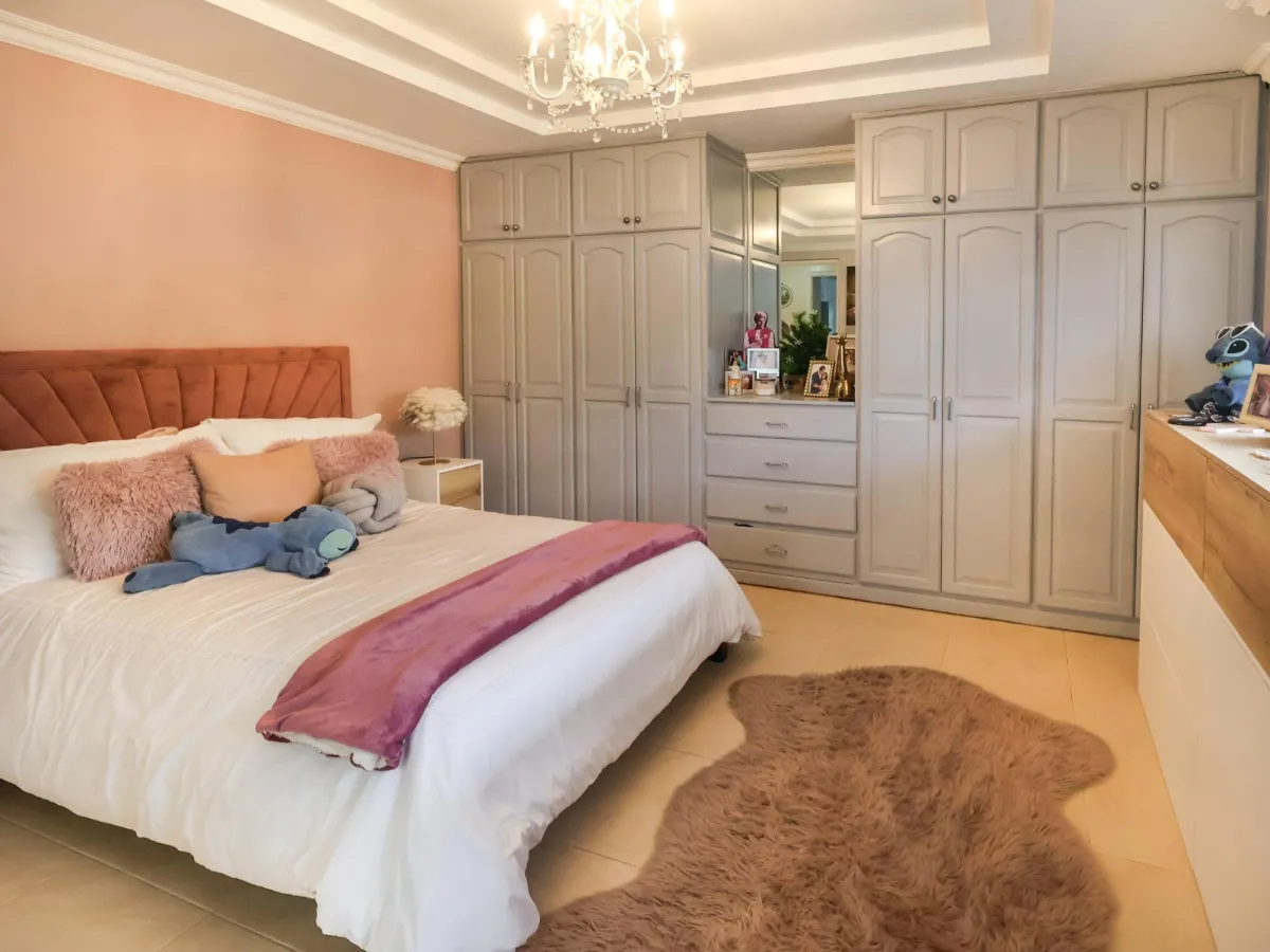 Venta de casa de 2 niveles en Altos de Panamá
