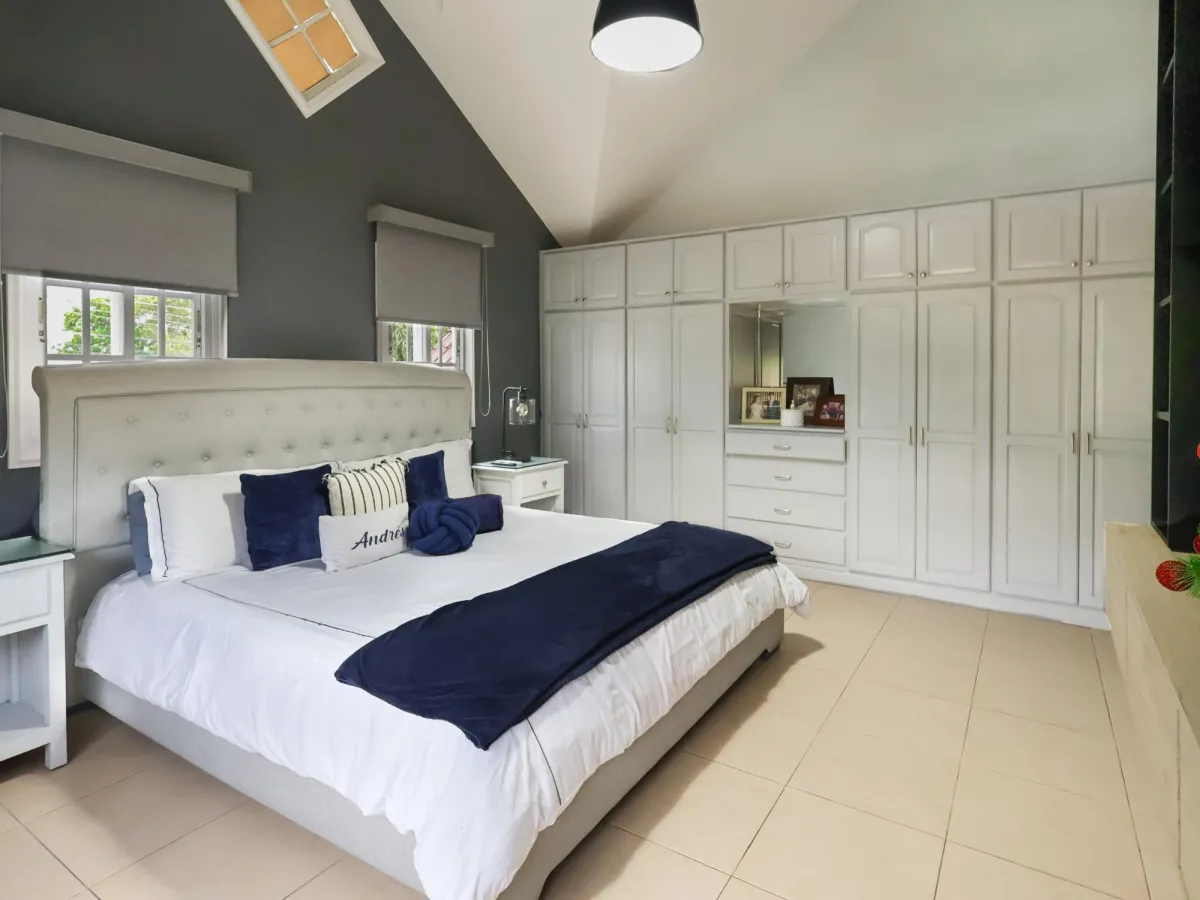 Venta de casa de 2 niveles en Altos de Panamá