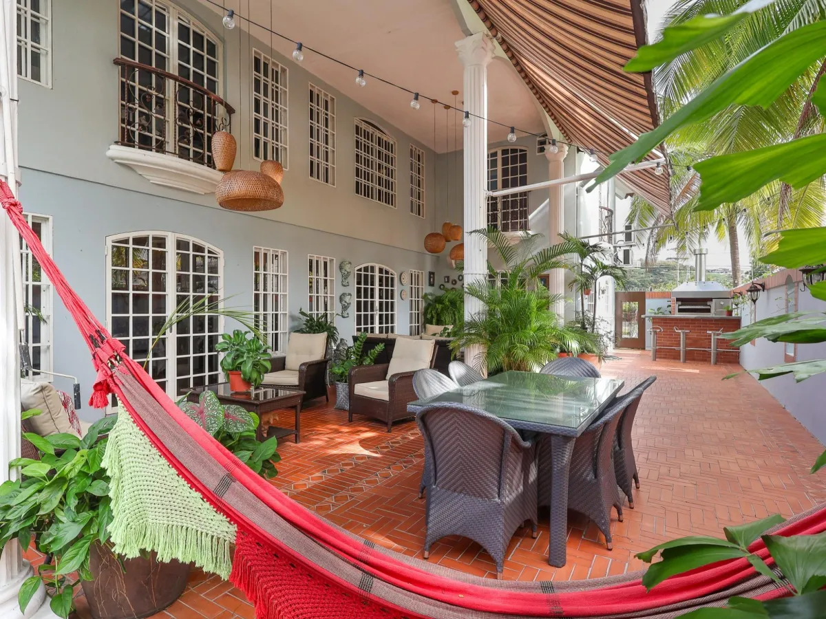 Venta de casa de 2 niveles en Altos de Panamá