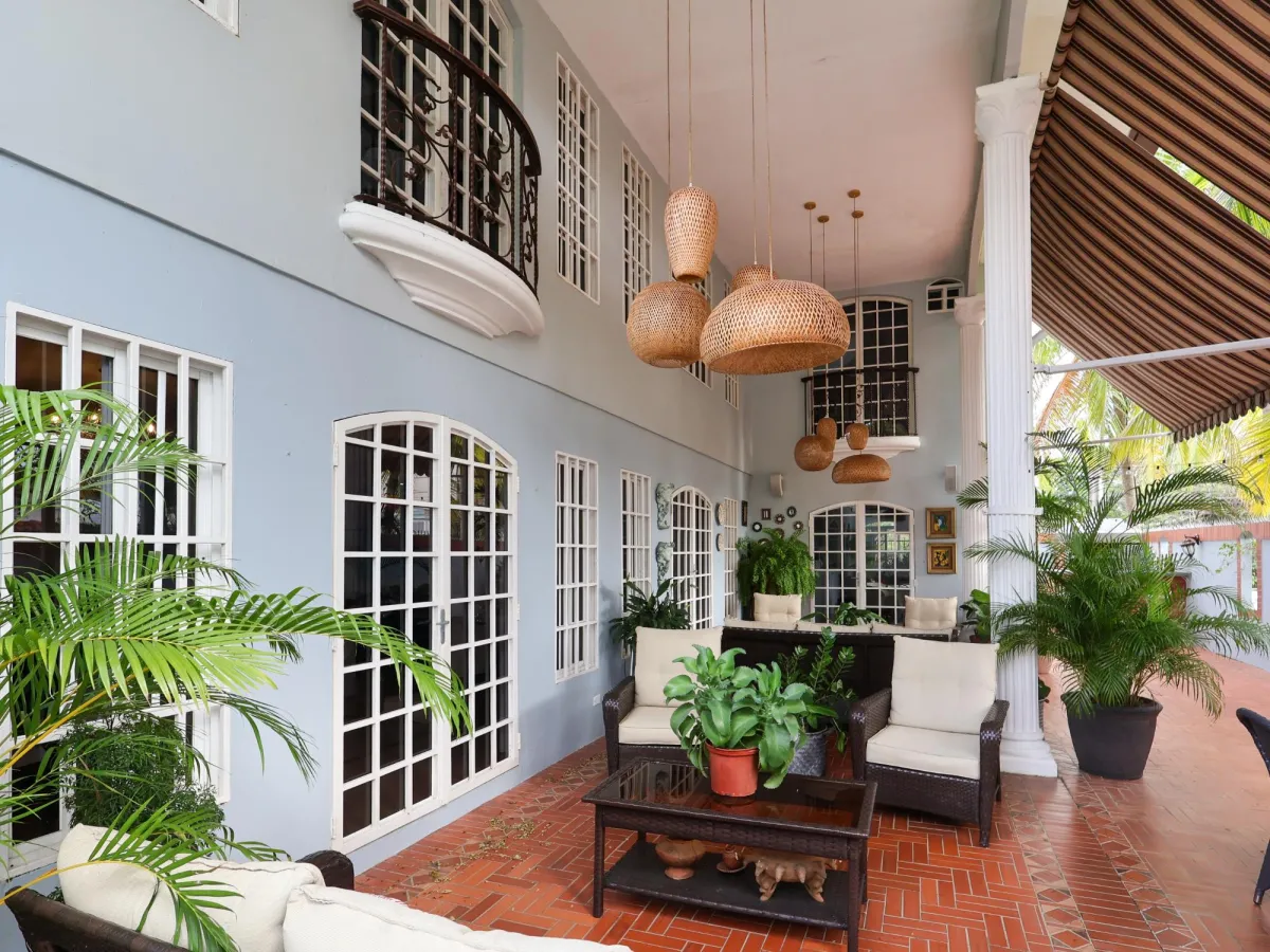 Venta de casa de 2 niveles en Altos de Panamá