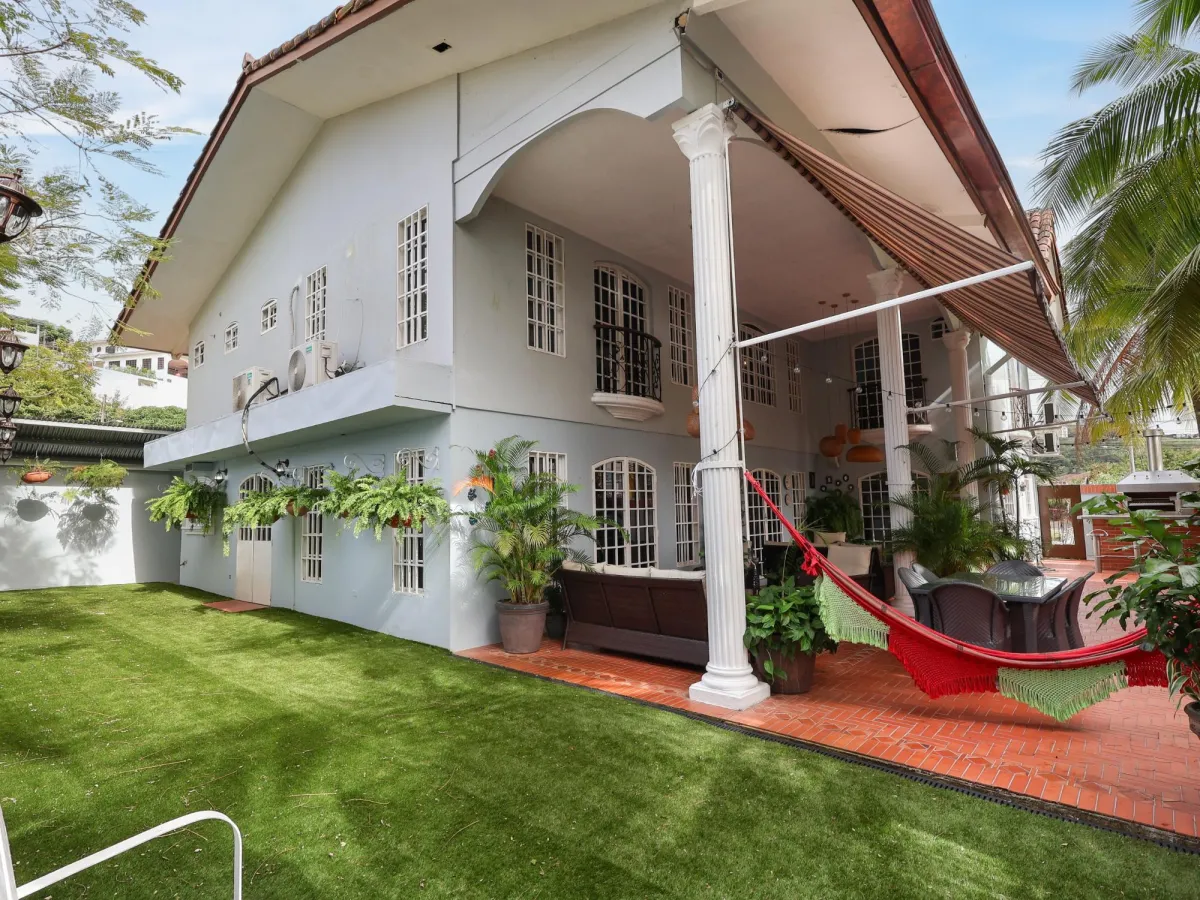 Venta de casa de 2 niveles en Altos de Panamá