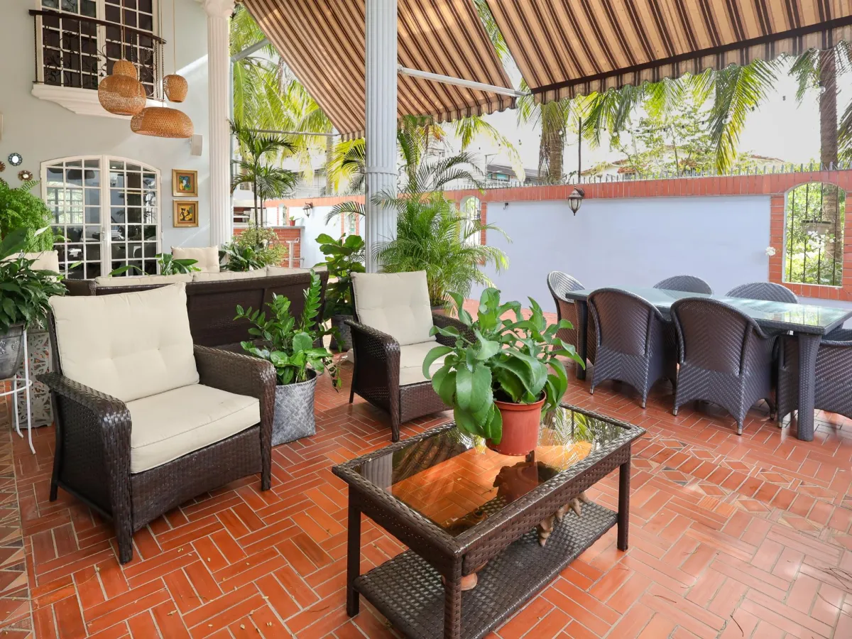 Venta de casa de 2 niveles en Altos de Panamá